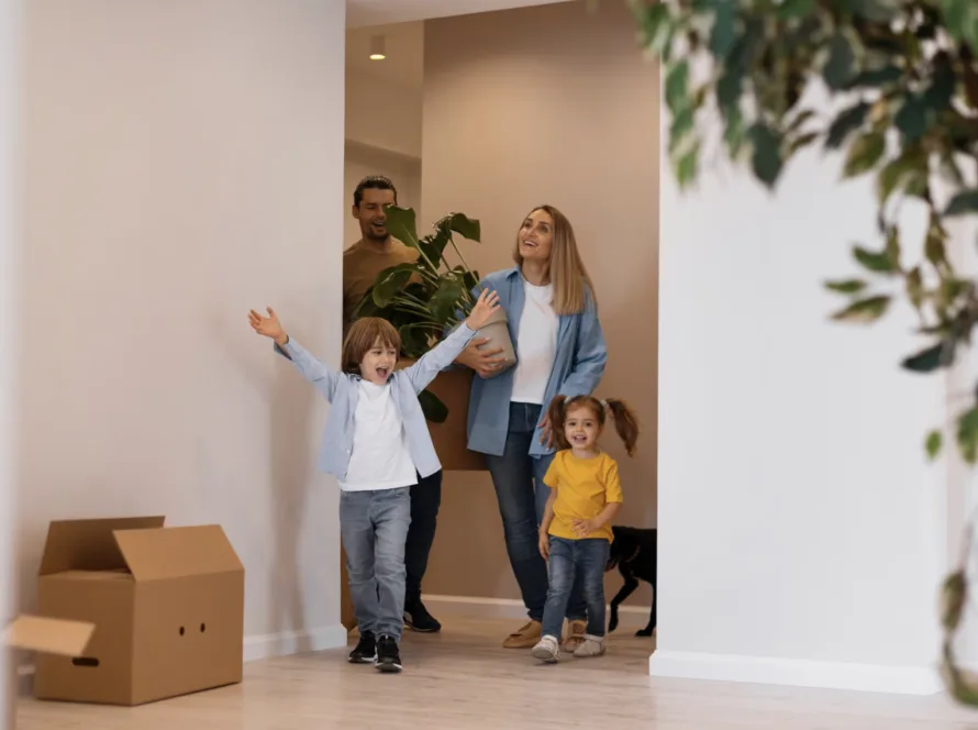 familia feliz en su nuevo chalet